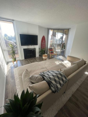 Urban-Chic Hollywood Penthouse Near Griffith Park
